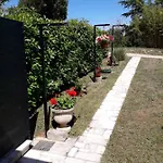 Nena- Sa Posebnim Ulazom U Prizemlju, Terasom I Zelenom Okucnicom