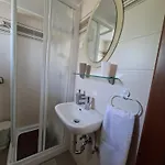 Nena- Sa Posebnim Ulazom U Prizemlju, Terasom I Zelenom Okucnicom Rakotule