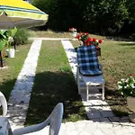 Nena- Sa Posebnim Ulazom U Prizemlju, Terasom I Zelenom Okucnicom Rakotule