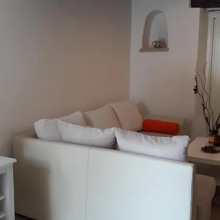 Nena- Sa Posebnim Ulazom U Prizemlju, Terasom I Zelenom Okucnicom *
